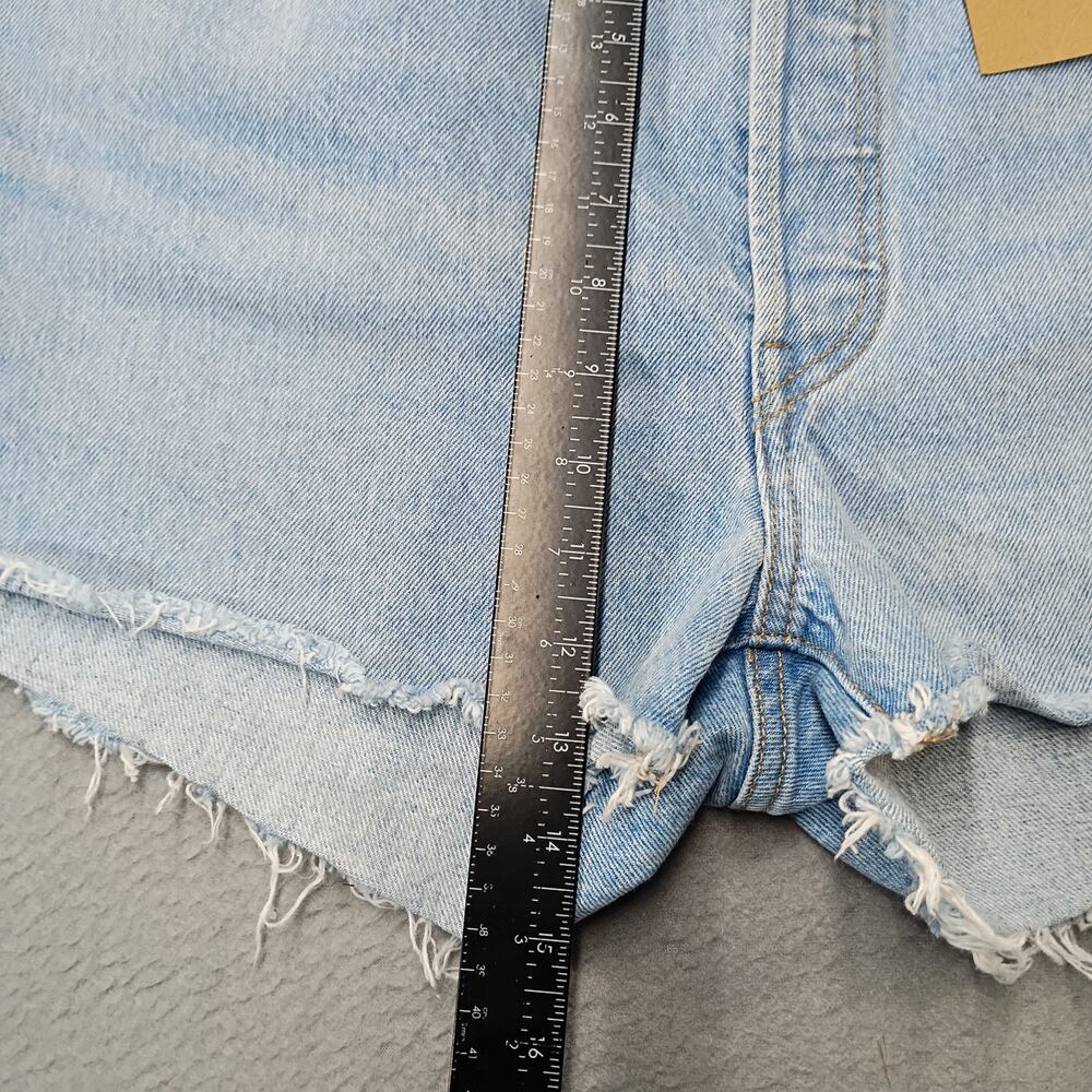 Levis 501 Cutoff Shorts Womens 34 Light Wash Distressed Raw Hem Y2K NWT - Picture 3 of 7